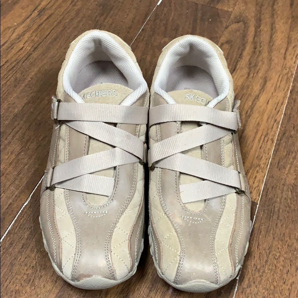 Sketchers tan sneaker size 7.